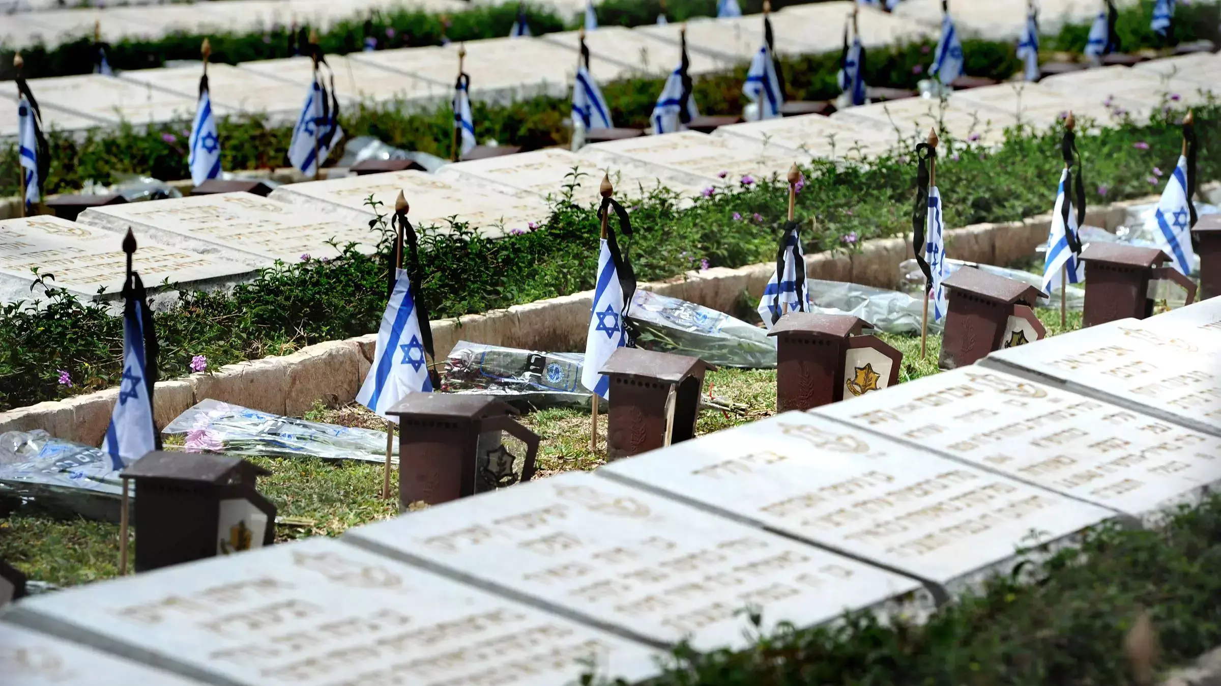 תלמידים מגבעת שמואל בבית קברות נחלת יצחק , אפריל 2015 תלמידים מגבעת שמואל בבית קברות נחלת יצחק , אפריל 2015
