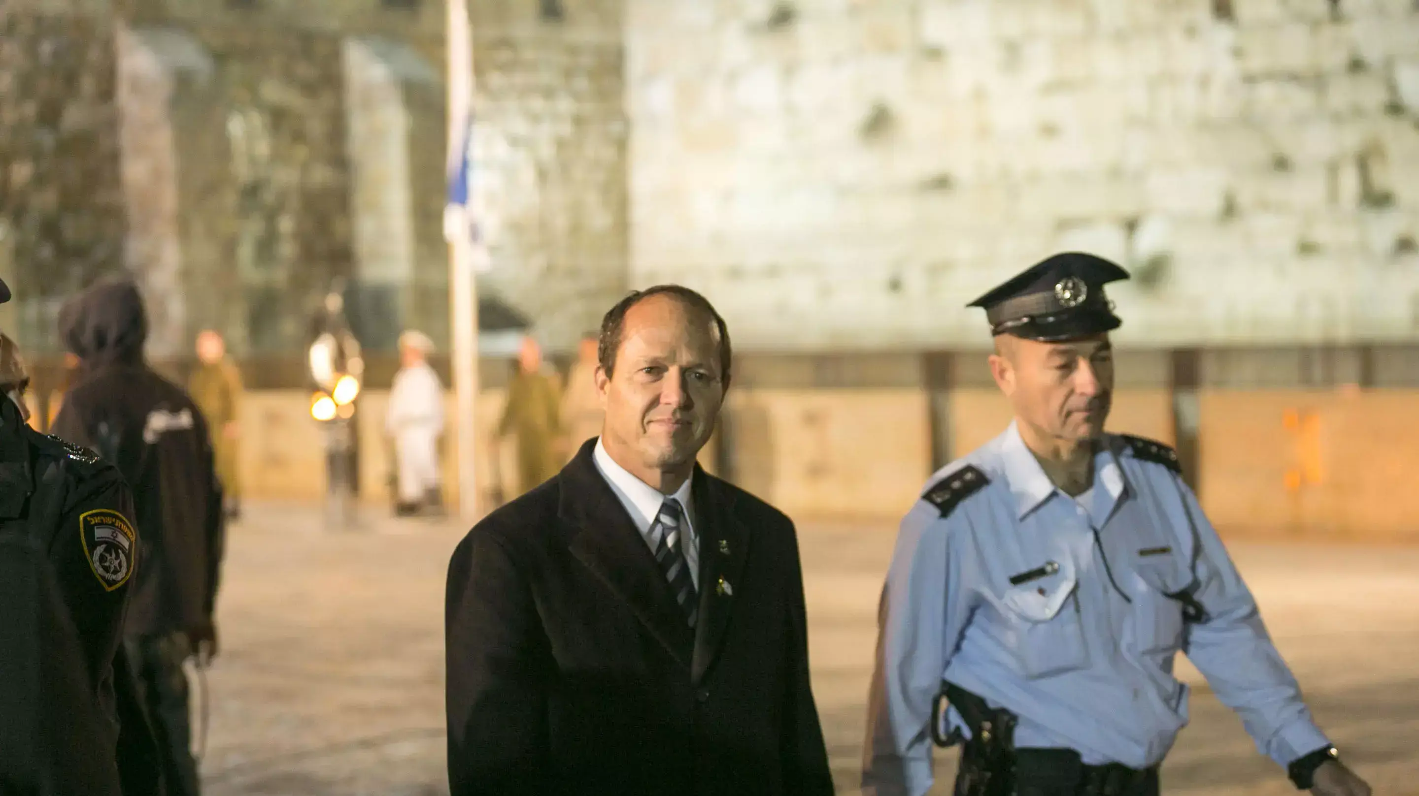 ראש עיריית ירושלים, ניר ברקת, בהדלקת נר בכותל ליום הזיכרון. אפריל 2015 ראש עיריית ירושלים, ניר ברקת, בהדלקת נר בכותל ליום הזיכרון. אפריל 2015