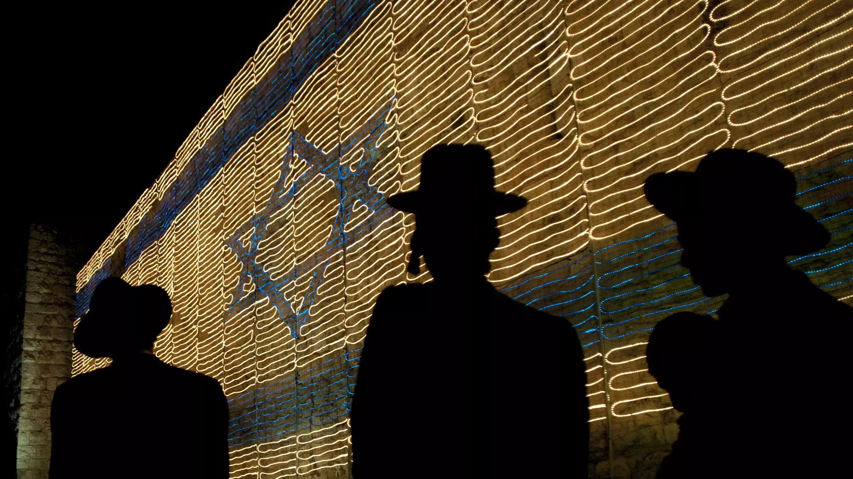 חרדים על רקע דגל ישראל מואר במנורות לד חרדים על רקע דגל ישראל מואר במנורות לד