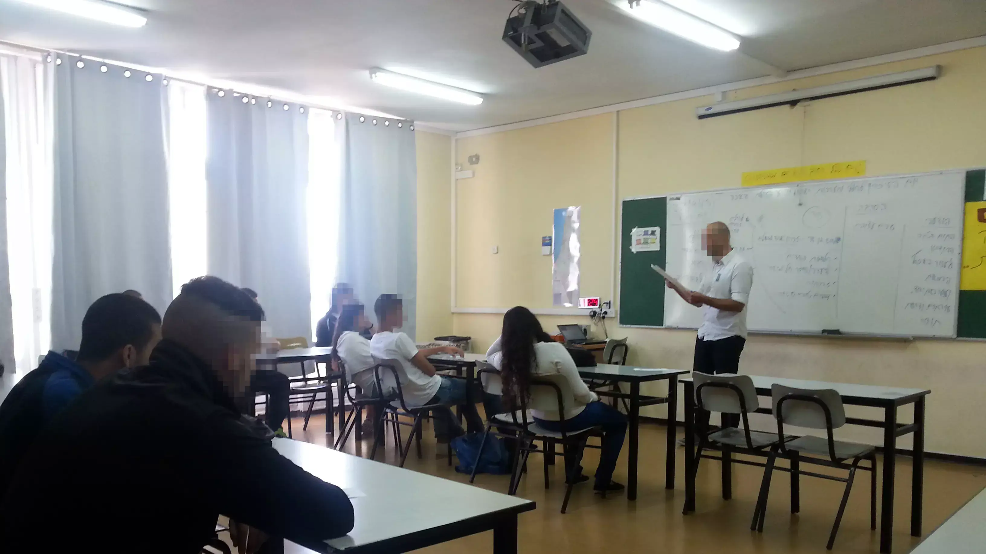 תלמידים בבית ספר מעורב של יהודים וערבים תלמידים בבית ספר מעורב של יהודים וערבים