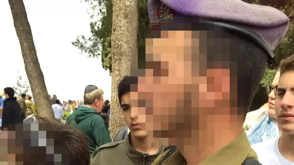 רכבו של קצין חרדי שהותקף לאחר שהגיע לביקור במאה שערים, 24 באפריל 2015 רכבו של קצין חרדי שהותקף לאחר שהגיע לביקור במאה שערים, 24 באפריל 2015