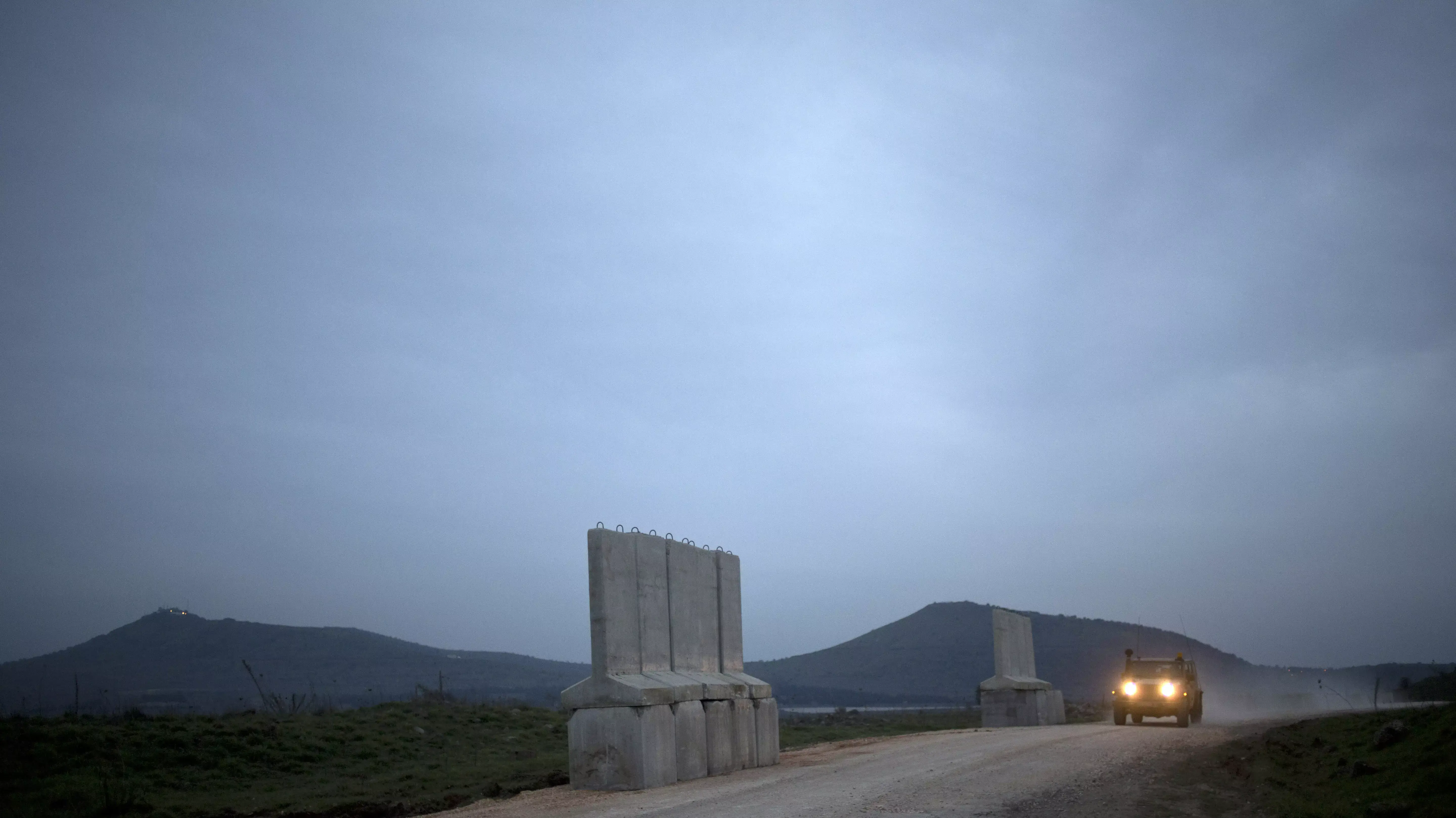 כלי רכב של צה"ל בסמוך לגדר הגבול עם סוריה ברמת הגולן, ינואר 2015 כלי רכב של צה"ל בסמוך לגדר הגבול עם סוריה ברמת הגולן, ינואר 2015