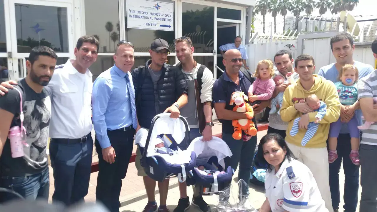 ישראלים נוחתים בשדה דב לאחר ששבו מנפאל 27 אפריל 2015 ישראלים נוחתים בשדה דב לאחר ששבו מנפאל 27 אפריל 2015