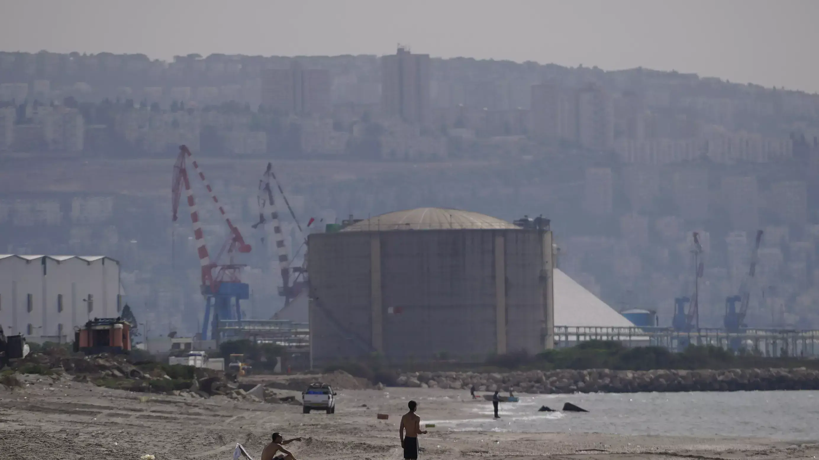 מפעלי האמוניה בחיפה, אפריל 2015 מפעלי האמוניה בחיפה, אפריל 2015