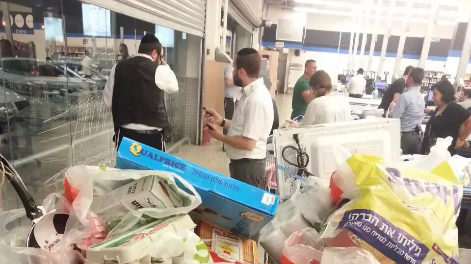 מורים התגייסו לסייע לתלמידה שנמצאה במצב כלכלי קשה בבית, אפריל 2015 מורים התגייסו לסייע לתלמידה שנמצאה במצב כלכלי קשה בבית, אפריל 2015