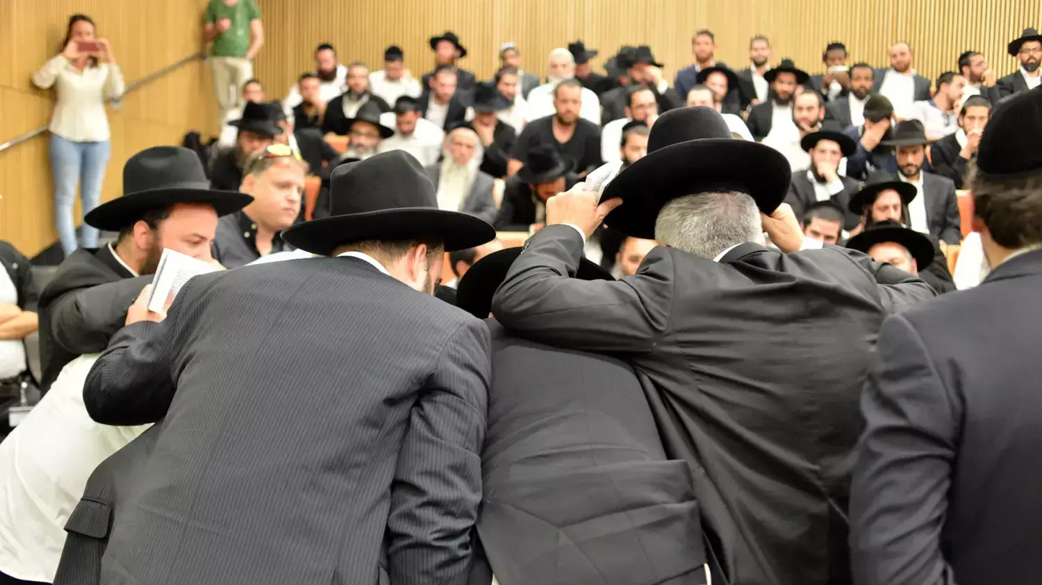 דיון בשלב הטיעונים לעונש בתיק המתקיים נגד הרב יאשיהו פינט, בית המשפט המחוזי תל אביב, אפריל 2015 דיון בשלב הטיעונים לעונש בתיק המתקיים נגד הרב יאשיהו פינט, בית המשפט המחוזי תל אביב, אפריל 2015