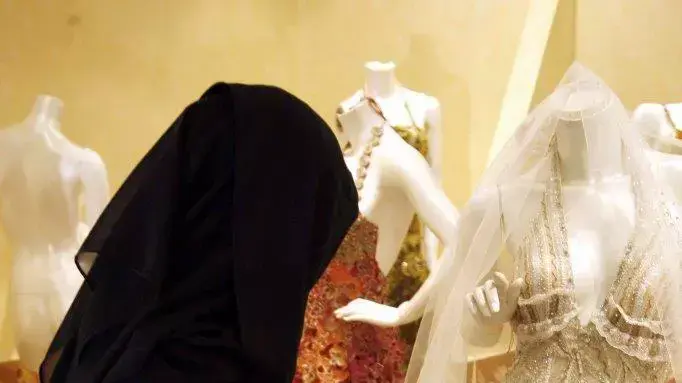 אישה סעודית מסתכלת על שמלת כלה, 2008 אישה סעודית מסתכלת על שמלת כלה, 2008