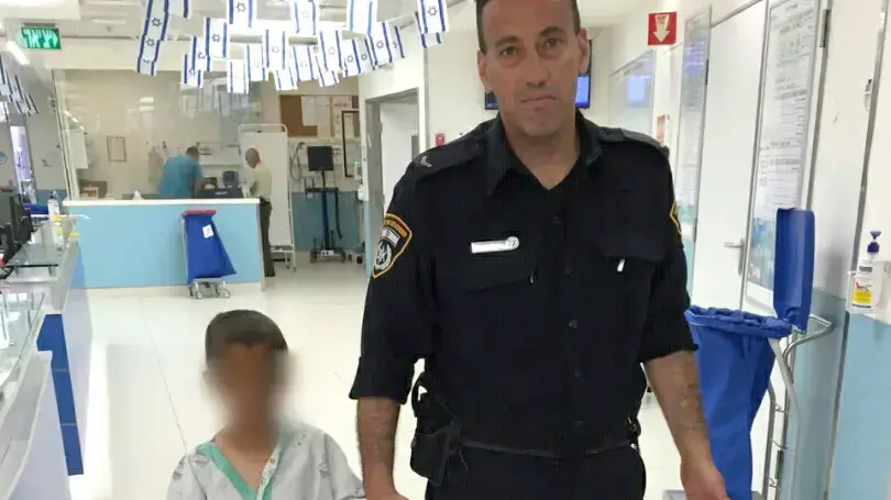השוטר אחמד עזאם יחד עם הילד שנמצא, בי"ח רות לילדים השוטר אחמד עזאם יחד עם הילד שנמצא, בי"ח רות לילדים