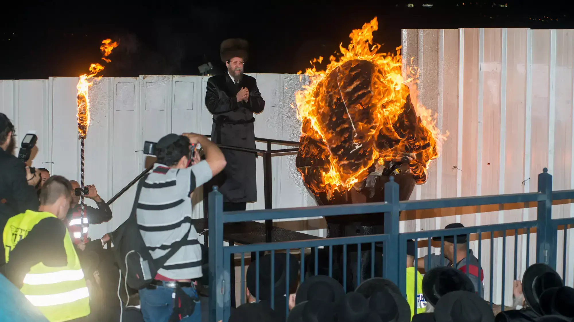 האדמו"ר מבויאן, מדליק את המדורה הראשונה במתחם הקבר במירון, מאי 2015
