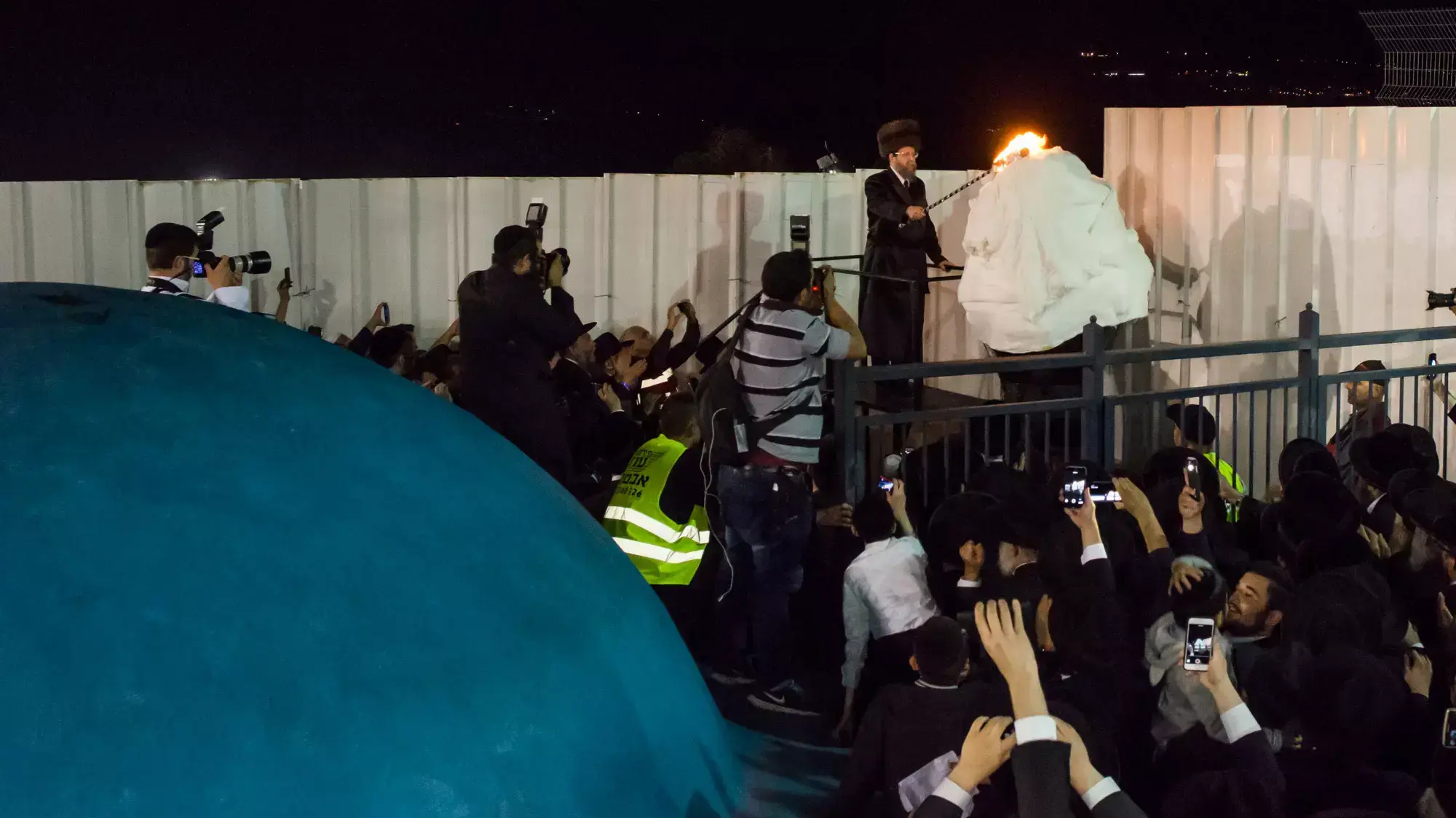 האדמו"ר מבויאן, מדליק את המדורה הראשונה במתחם הקבר במירון, מאי 2015