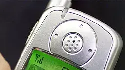 טלפון סלולרי חדש המציג מפות טוקיו יפן טלפון סלולרי חדש המציג מפות טוקיו יפן