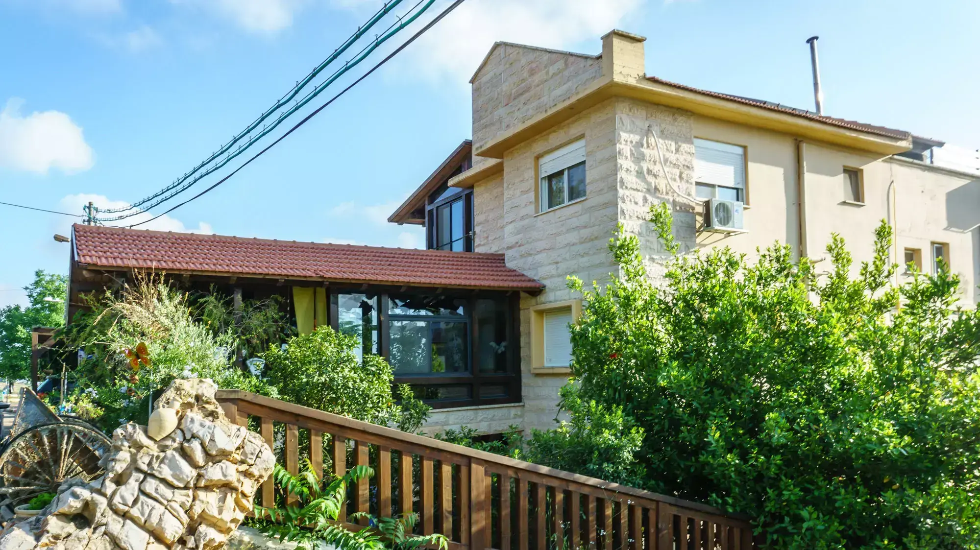 משפחה בצפון שמגדלת קנאביס רפואי והושלך על הבית שלהם מטעני חבלה, מאי 2015 משפחה בצפון שמגדלת קנאביס רפואי והושלך על הבית שלהם מטעני חבלה, מאי 2015