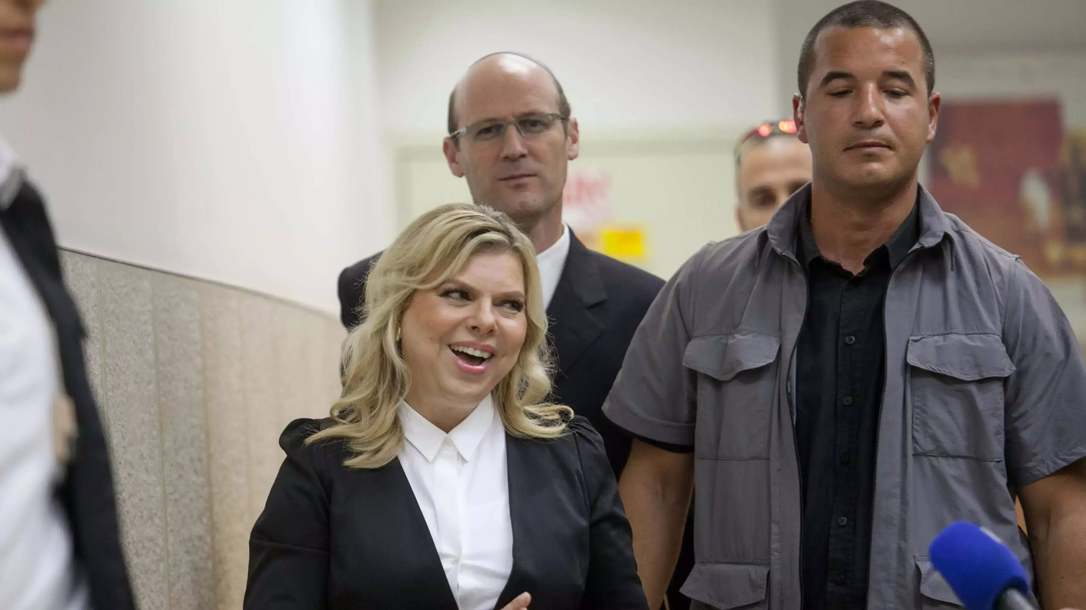 שרה נתניהו יוצאת מבית הדין האזורי לדיון ההוכחות של מני נפתלי. מאי 2015 שרה נתניהו יוצאת מבית הדין האזורי לדיון ההוכחות של מני נפתלי. מאי 2015