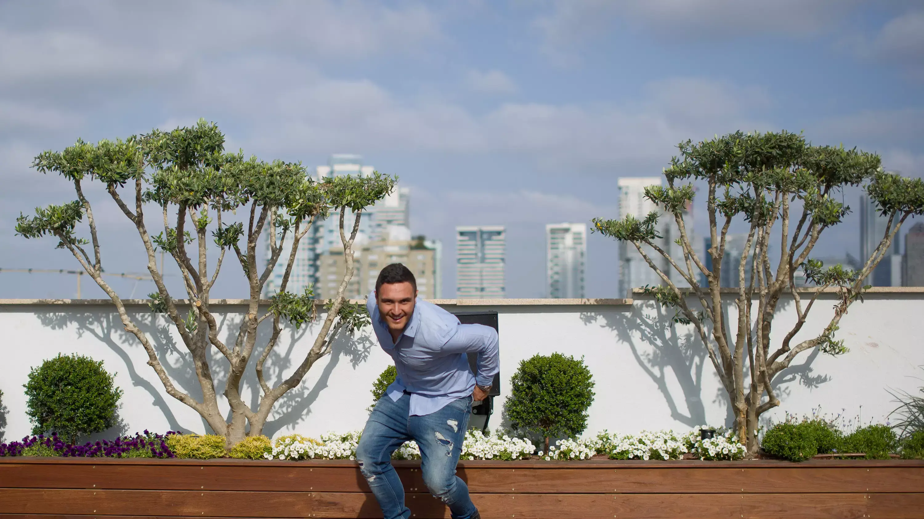 נדב גדג' מחליק על הסקייטבורד על גג בית וואלה! NEWS נדב גדג' מחליק על הסקייטבורד על גג בית וואלה! NEWS