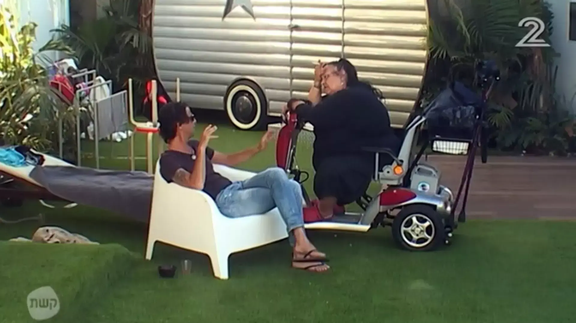 מעשנים באולפני "האח הגדול" מעשנים באולפני "האח הגדול"