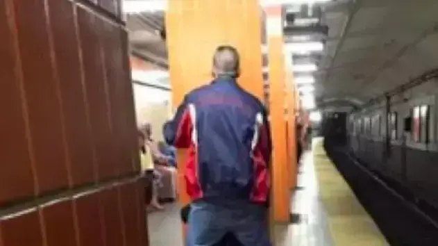 גבר תועד מקבל מין אוראלי בתחנת רכבת גבר תועד מקבל מין אוראלי בתחנת רכבת