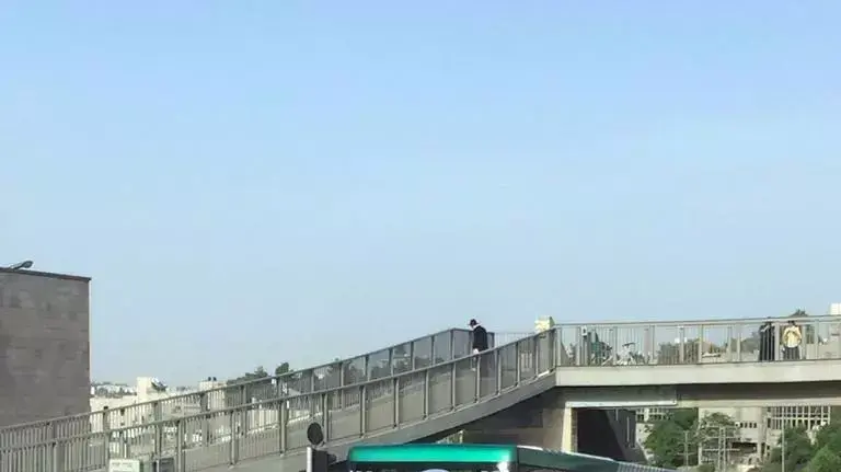 תמונה שהסעירה את הרשת ובה נראית שוטרת בחצאית בסמוך לחתונת נכד האדמו"ר מגור תמונה שהסעירה את הרשת ובה נראית שוטרת בחצאית בסמוך לחתונת נכד האדמו"ר מגור