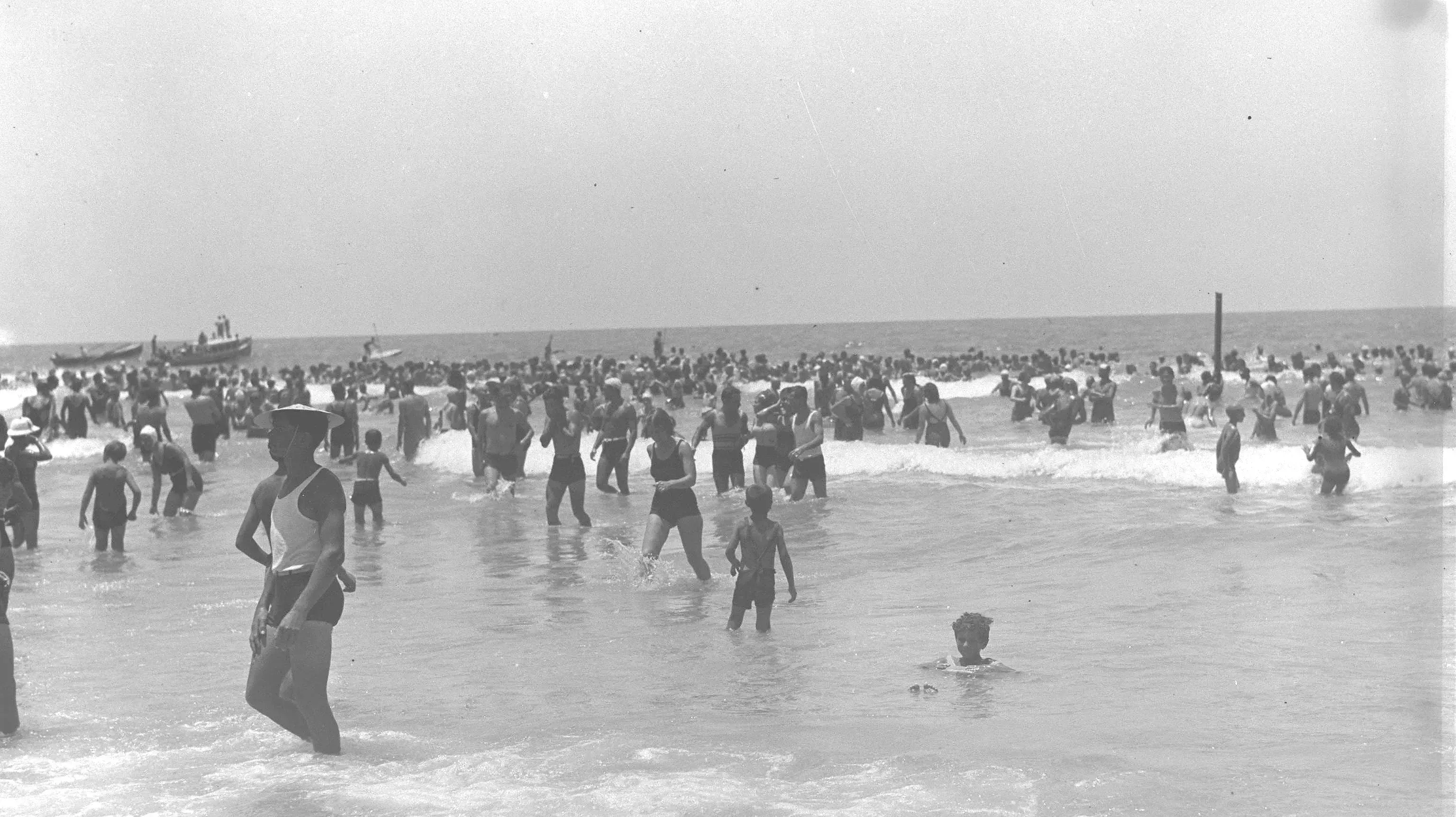 חוף תל אביב, אוגוסט 1934 חוף תל אביב, אוגוסט 1934