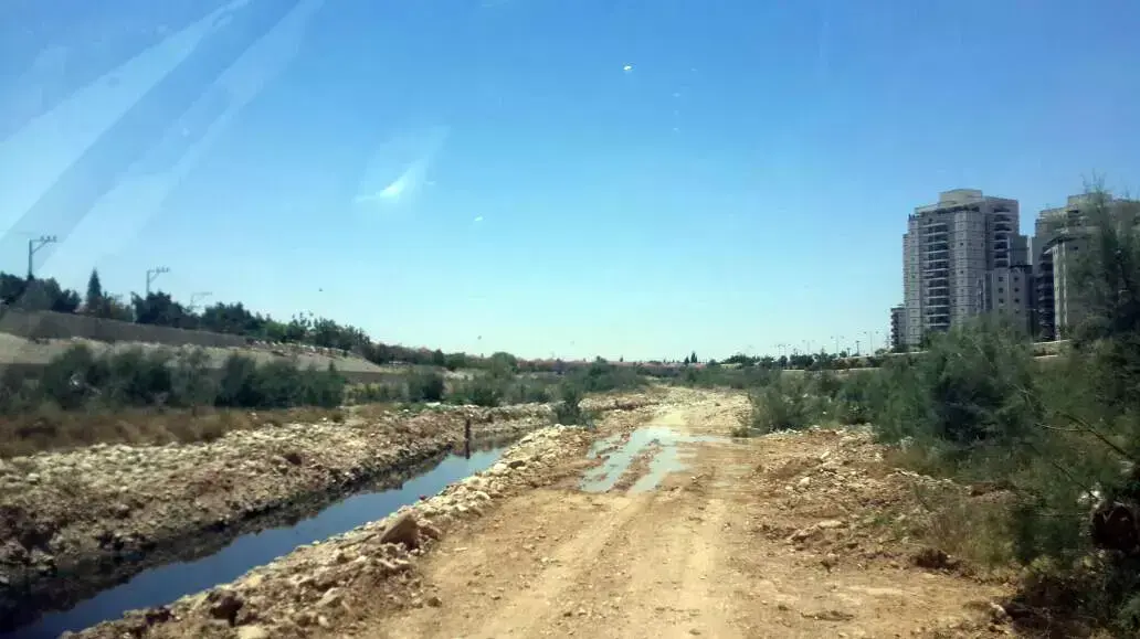 מי ביוב הנשפכים מהחברות ליד שכונת מגורים בבאר שבע מי ביוב הנשפכים מהחברות ליד שכונת מגורים בבאר שבע
