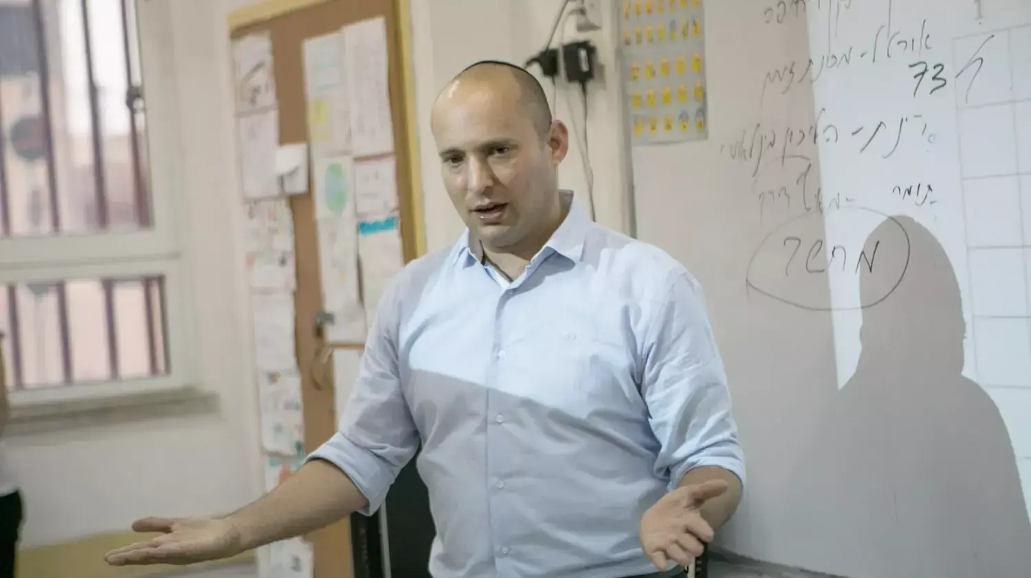 שר החינוך נפתלי בנט מעביר שיעור במתמטיקה לתלמידי כיתה ו' בפתח תקווה, מאי 2015 שר החינוך נפתלי בנט מעביר שיעור במתמטיקה לתלמידי כיתה ו' בפתח תקווה, מאי 2015