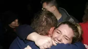קרובה של כורה חוגגת את הידיעה השגויה על מציאתו בחיים קרובה של כורה חוגגת את הידיעה השגויה על מציאתו בחיים