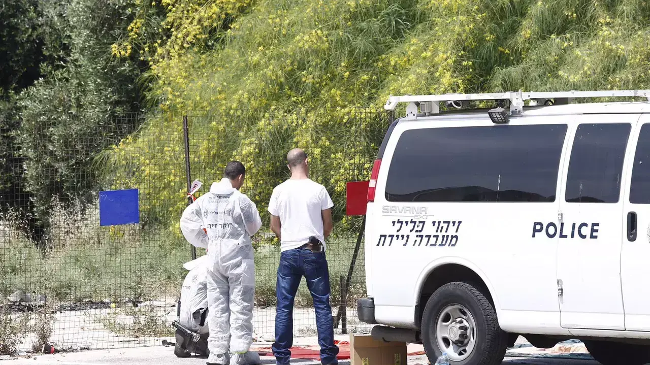 גופת גבר כבן 50 נמצאה מגולגלת בשטיח ברחוב ההגנה בתל אביב, 6 ביוני 2015 גופת גבר כבן 50 נמצאה מגולגלת בשטיח ברחוב ההגנה בתל אביב, 6 ביוני 2015