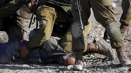 חיילי צה"ל מכים פלסטיני בכפר ג'ילזון בסמוך לרמאללה, 12 ביוני 2015 חיילי צה"ל מכים פלסטיני בכפר ג'ילזון בסמוך לרמאללה, 12 ביוני 2015