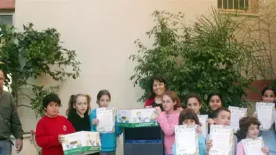 מאות קופסאות מיחזור המיועדת לאיסוף נייר מאות קופסאות מיחזור המיועדת לאיסוף נייר
