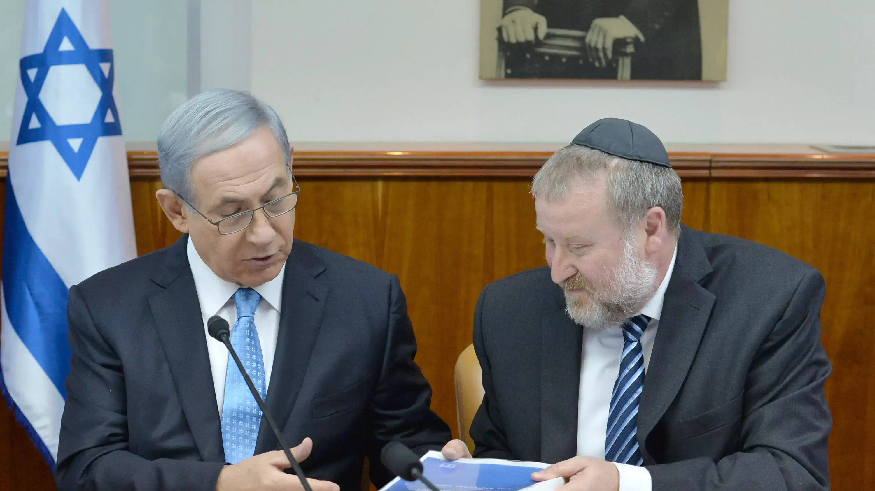 ראש הממשלה בנימין נתניהו מקבל במהלך ישיבת הממשלה ממזכיר הממשלה אביחי מנדלבליט את דו"ח ועדת הביקורת על מבצע צוק איתן ראש הממשלה בנימין נתניהו מקבל במהלך ישיבת הממשלה ממזכיר הממשלה אביחי מנדלבליט את דו"ח ועדת הביקורת על מבצע צוק איתן