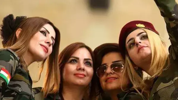 לוחמות כורדיות מצטלמות 'סלפי', יוני 2015
