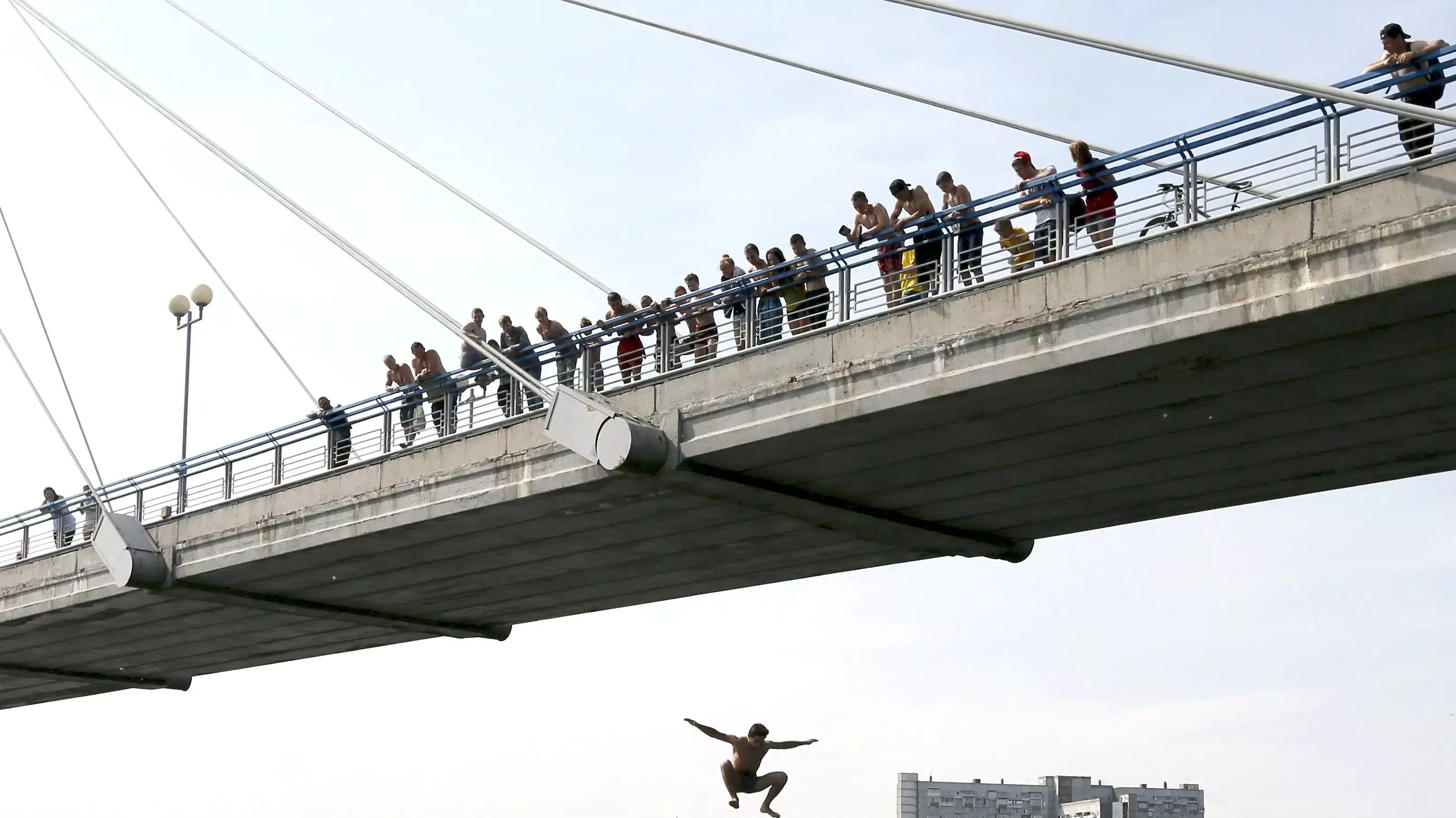 חמסין ברוסיה, צעירים קופצים לנהר יניסיי, יוני 2015