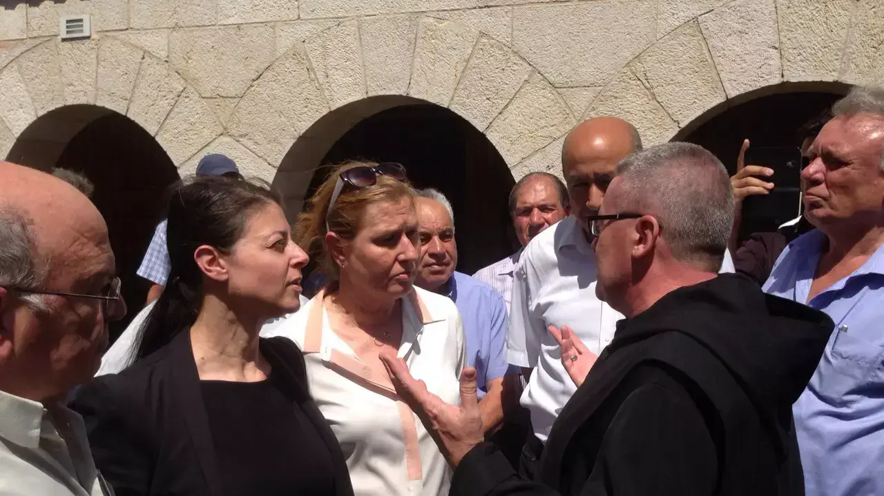 סיור של חברי כנסת מהמחנה הציוני בכנסיית הלחם והדגים שליד הכינרת שהוצתה על ידי אלמונים. יוני 2015 סיור של חברי כנסת מהמחנה הציוני בכנסיית הלחם והדגים שליד הכינרת שהוצתה על ידי אלמונים. יוני 2015