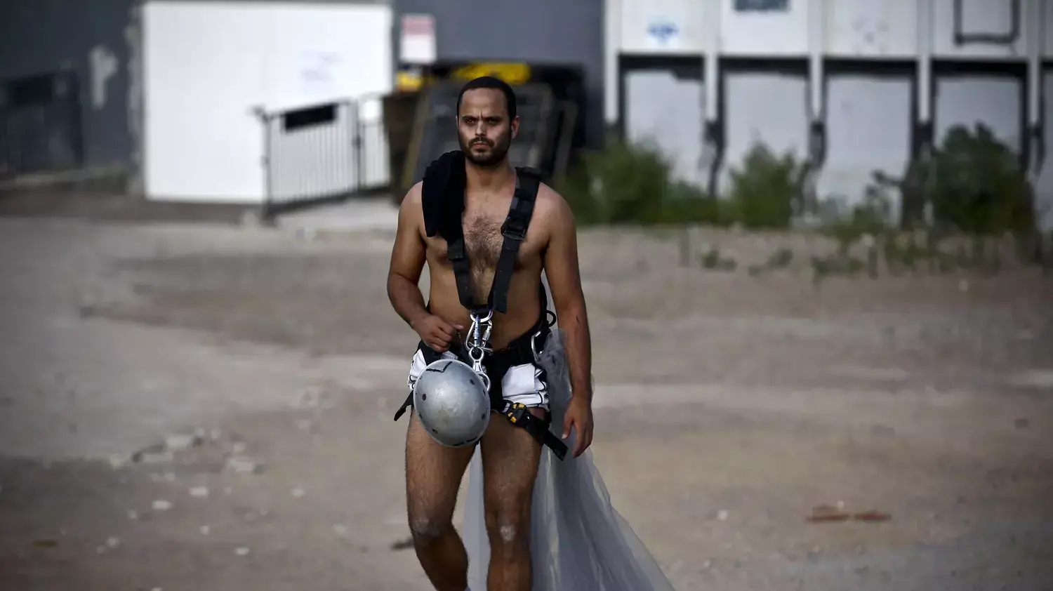 רקדנים ואמנים יערכו חזרה למופע סנפלינג שיערך בגובה של כ-40 מטרים ב"לילה לבן" ביום חמישי, יוני 2015