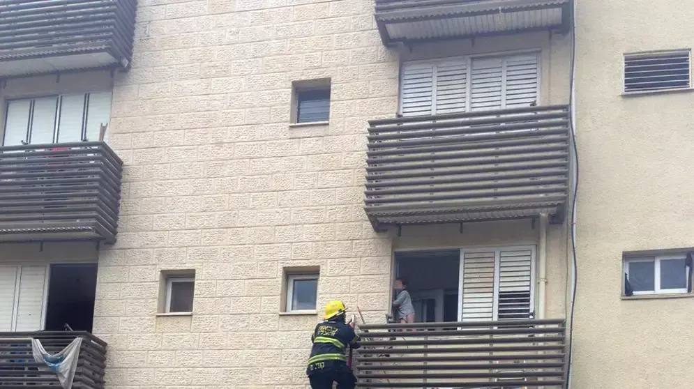 פעוט נראה עומד לבדו על מרפסת בית בבניין מגורים, קריית שמונה פעוט נראה עומד לבדו על מרפסת בית בבניין מגורים, קריית שמונה