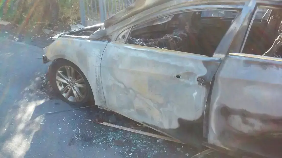 בקבוקי תבערה הושלכו לעבר רכב של שליח חב"ד במאונט אולימפוס שבקליפורניה, יוני 2015 בקבוקי תבערה הושלכו לעבר רכב של שליח חב"ד במאונט אולימפוס שבקליפורניה, יוני 2015