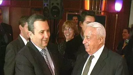 אריאל שרון ואהוד ברק לוחצים ידיים אריאל שרון ואהוד ברק לוחצים ידיים
