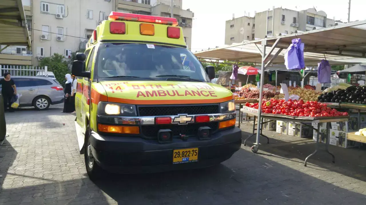 עמוד תאורה קרס ופגע במספר אנשים ברחוב הרצוג סמוך לשוק העירוני בלוד, 30 ביוני 2015 עמוד תאורה קרס ופגע במספר אנשים ברחוב הרצוג סמוך לשוק העירוני בלוד, 30 ביוני 2015