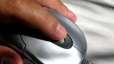 יד לוחצת על עכבר מחשב יד לוחצת על עכבר מחשב