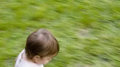 ילדה הולכת לבד בשדה מטושטשת ללא פנים ילדה הולכת לבד בשדה מטושטשת ללא פנים