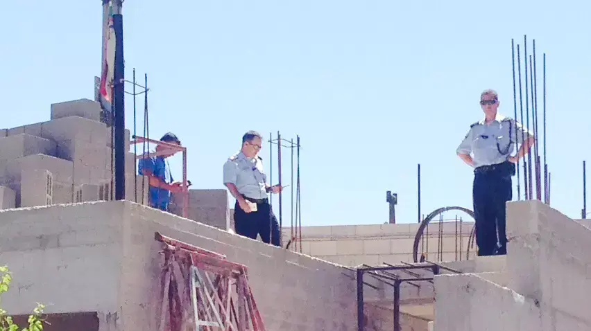 הזירה שבה נפל גבר בן 77 אל מותו במג'דל שמס, יולי 2015 הזירה שבה נפל גבר בן 77 אל מותו במג'דל שמס, יולי 2015