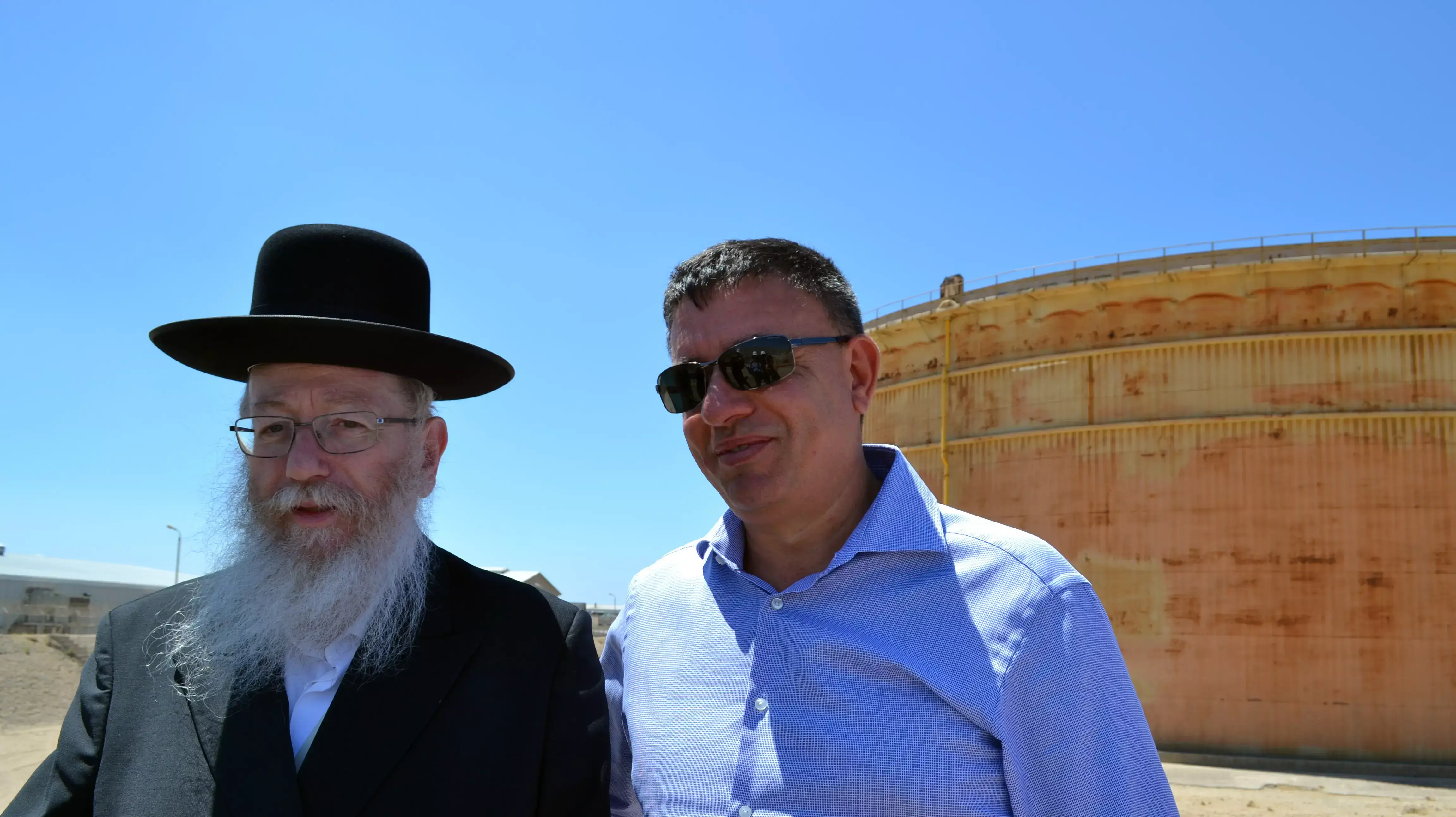 השר להגנת הסביבה, אבי גבאי, וסגן שר הבריאות יעקב ליצמן בסיור בבז"ן שבמפרץ חיפה, 07 ביולי 2015 השר להגנת הסביבה, אבי גבאי, וסגן שר הבריאות יעקב ליצמן בסיור בבז"ן שבמפרץ חיפה, 07 ביולי 2015