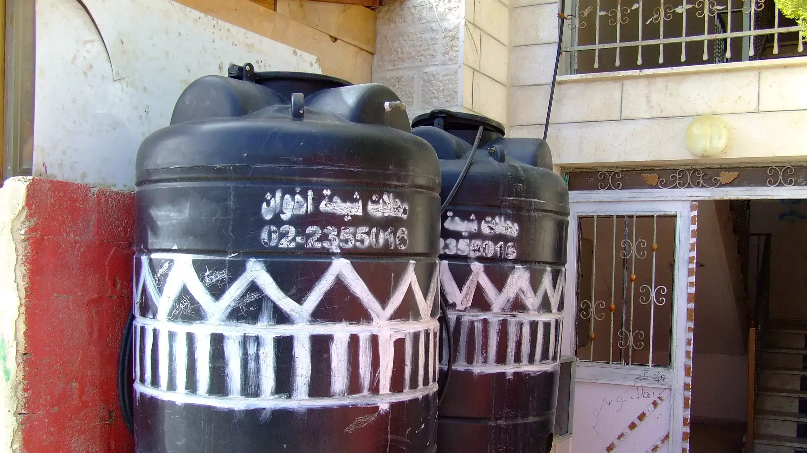 מכלי מים וצינורות מאולתרים במזרח ירושלים מכלי מים וצינורות מאולתרים במזרח ירושלים