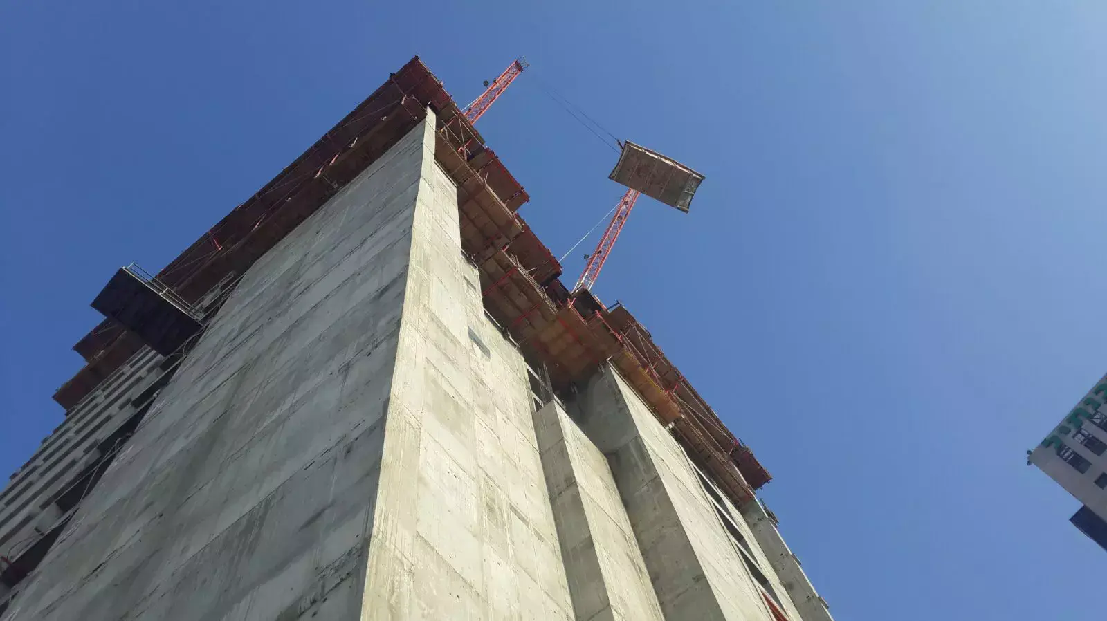 פועל נהרג לאחר שנפל מפיגום בקומה ה-35 בתל אביב יולי 2015 פועל נהרג לאחר שנפל מפיגום בקומה ה-35 בתל אביב יולי 2015