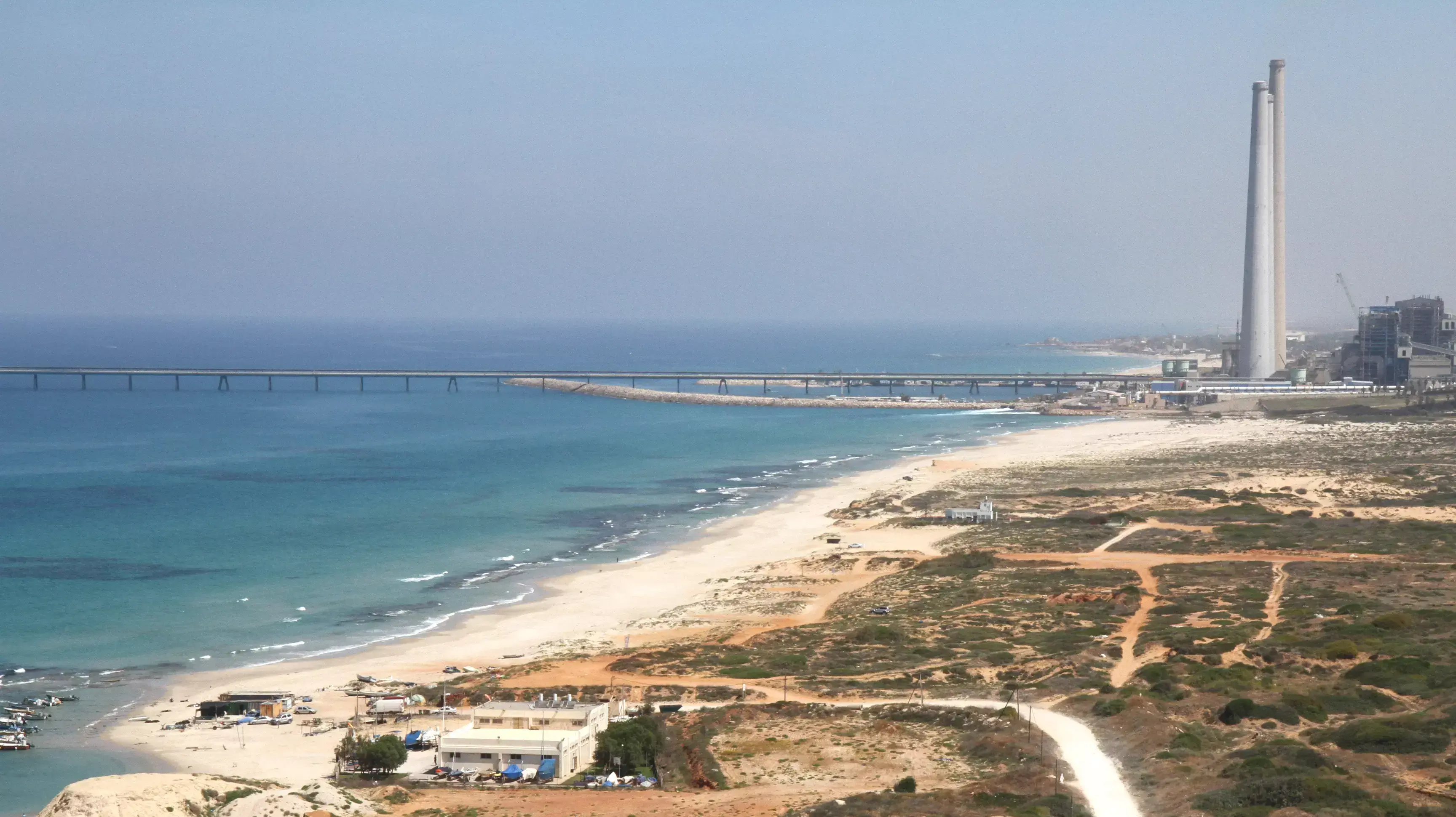 חוף חדרה הישן שבו נדרסה אישה ששכבה על החוף ונפגעה באורח בינוני, יולי 2015 חוף חדרה הישן שבו נדרסה אישה ששכבה על החוף ונפגעה באורח בינוני, יולי 2015