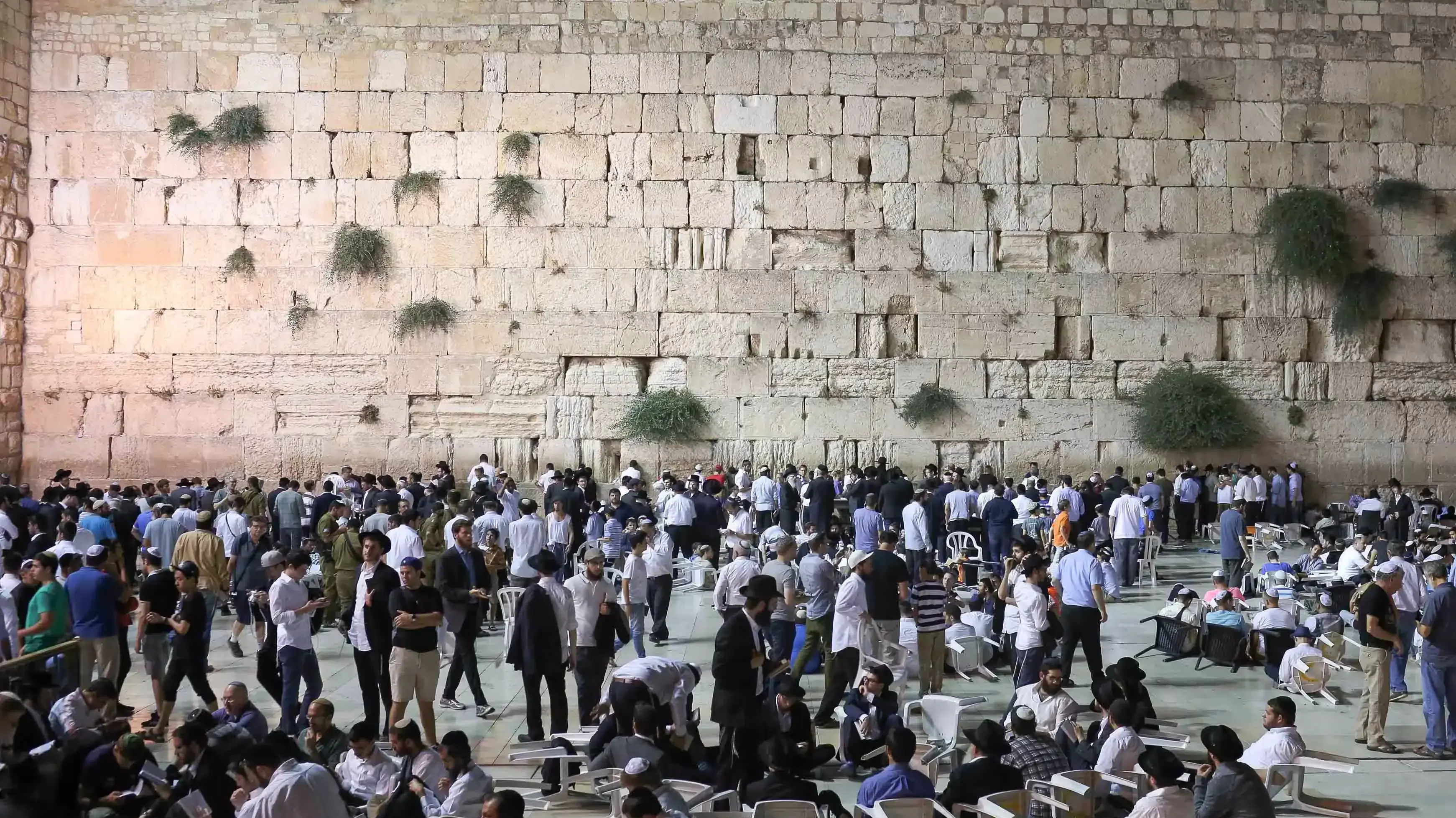 מאות מתפללים בכותל לרגל תשעה באב, יולי 2015 מאות מתפללים בכותל לרגל תשעה באב, יולי 2015
