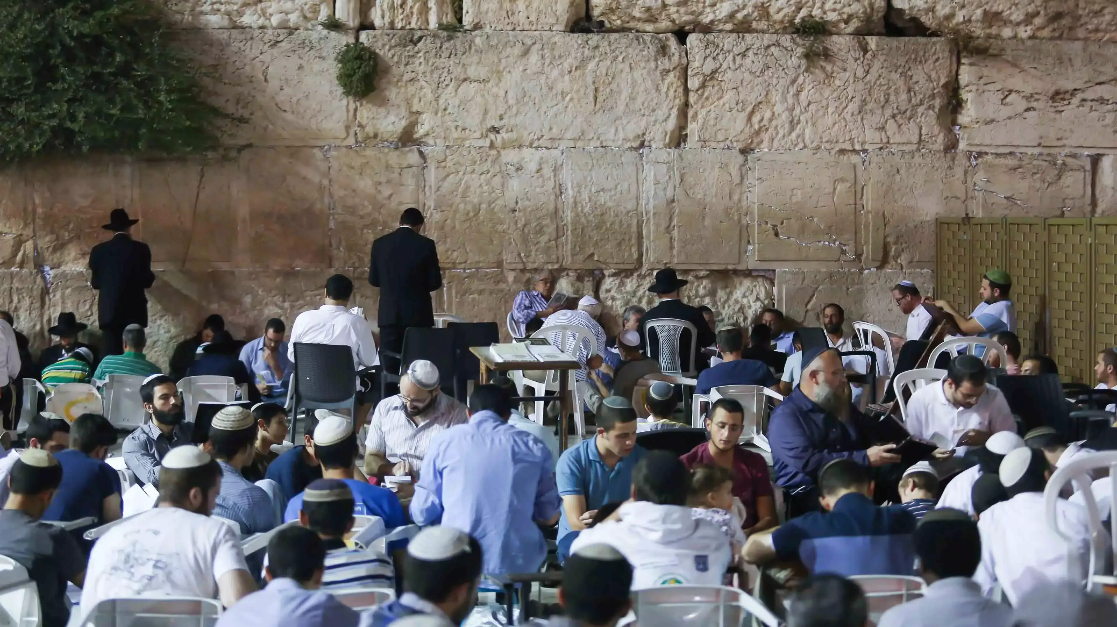 מאות מתפללים בכותל לרגל תשעה באב, יולי 2015 מאות מתפללים בכותל לרגל תשעה באב, יולי 2015