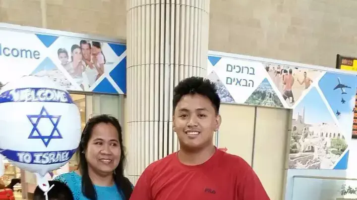 מרק וורן סלוודור, נער פיליפיני בן 16 הגיע לבקר את אימו החיה בישראל מרק וורן סלוודור, נער פיליפיני בן 16 הגיע לבקר את אימו החיה בישראל