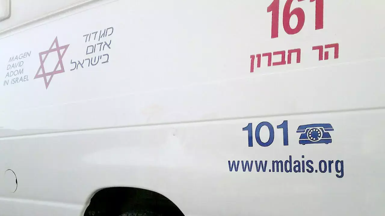 אמבולנס שנפגע מיידוי אבנים בדרום הר חברון 27 יולי 2015 אמבולנס שנפגע מיידוי אבנים בדרום הר חברון 27 יולי 2015