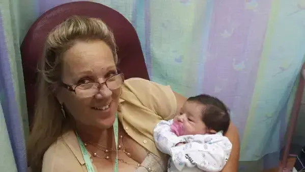 עופרה דמרי, אחות בסורוקה שמטפלת במושתלי מפרק ירך, יולי 2015 עופרה דמרי, אחות בסורוקה שמטפלת במושתלי מפרק ירך, יולי 2015
