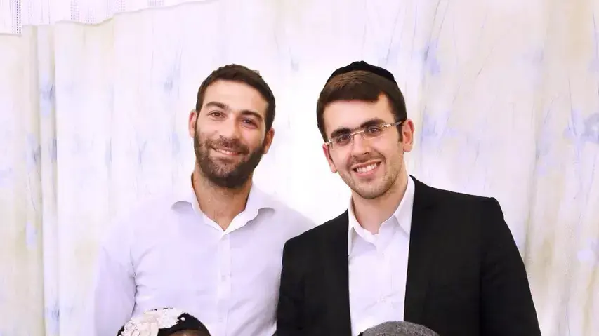 האח והאחות נישאו באותו שבוע, והפכו להורים באותו יום, יולי 2015 האח והאחות נישאו באותו שבוע, והפכו להורים באותו יום, יולי 2015
